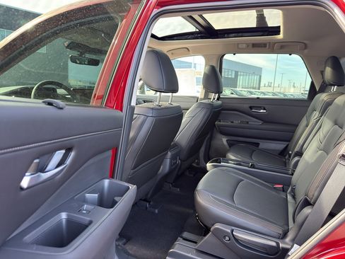 New 2026 Nissan Pathfinder SL image 30