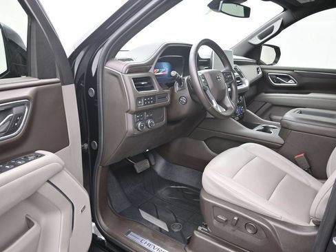Used 2023 Chevrolet Suburban Z71 w/ Luxury Package AWD/4WD image 11