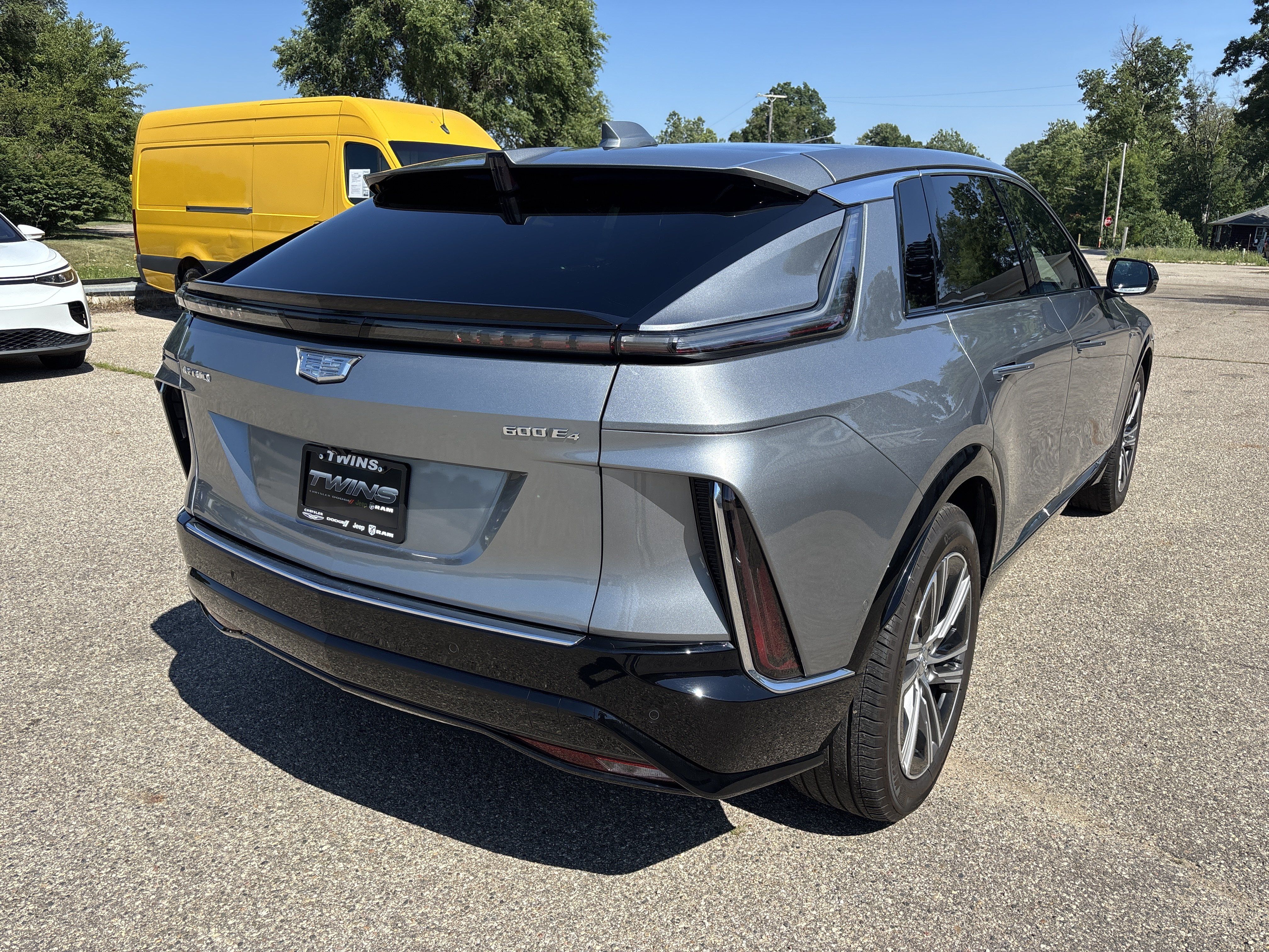 Used 2024 Cadillac Lyriq Luxury AWD/4WD image 2
