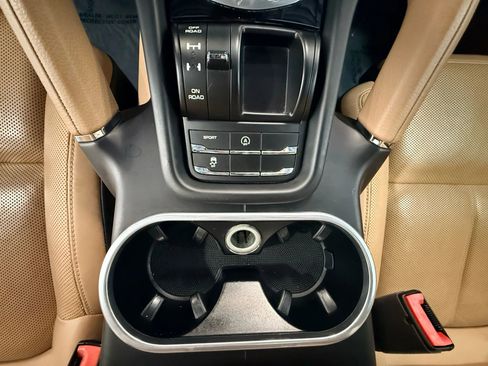 Used 2018 Porsche Cayenne Platinum Edition w/ Premium Package Plus image 28