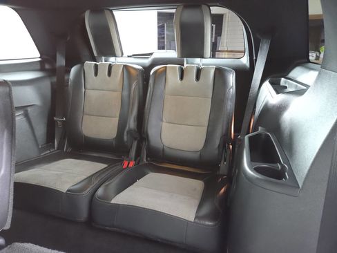Used 2017 Ford Explorer XLT w/ Equipment Group 202A FWD image 24