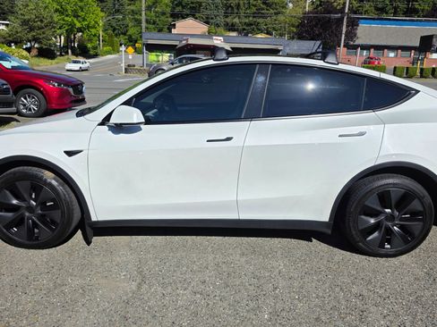 Used 2025 Tesla Model Y Long Range AWD/4WD image 8
