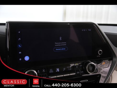 Certified 2024 Toyota Highlander Limited AWD/4WD image 11