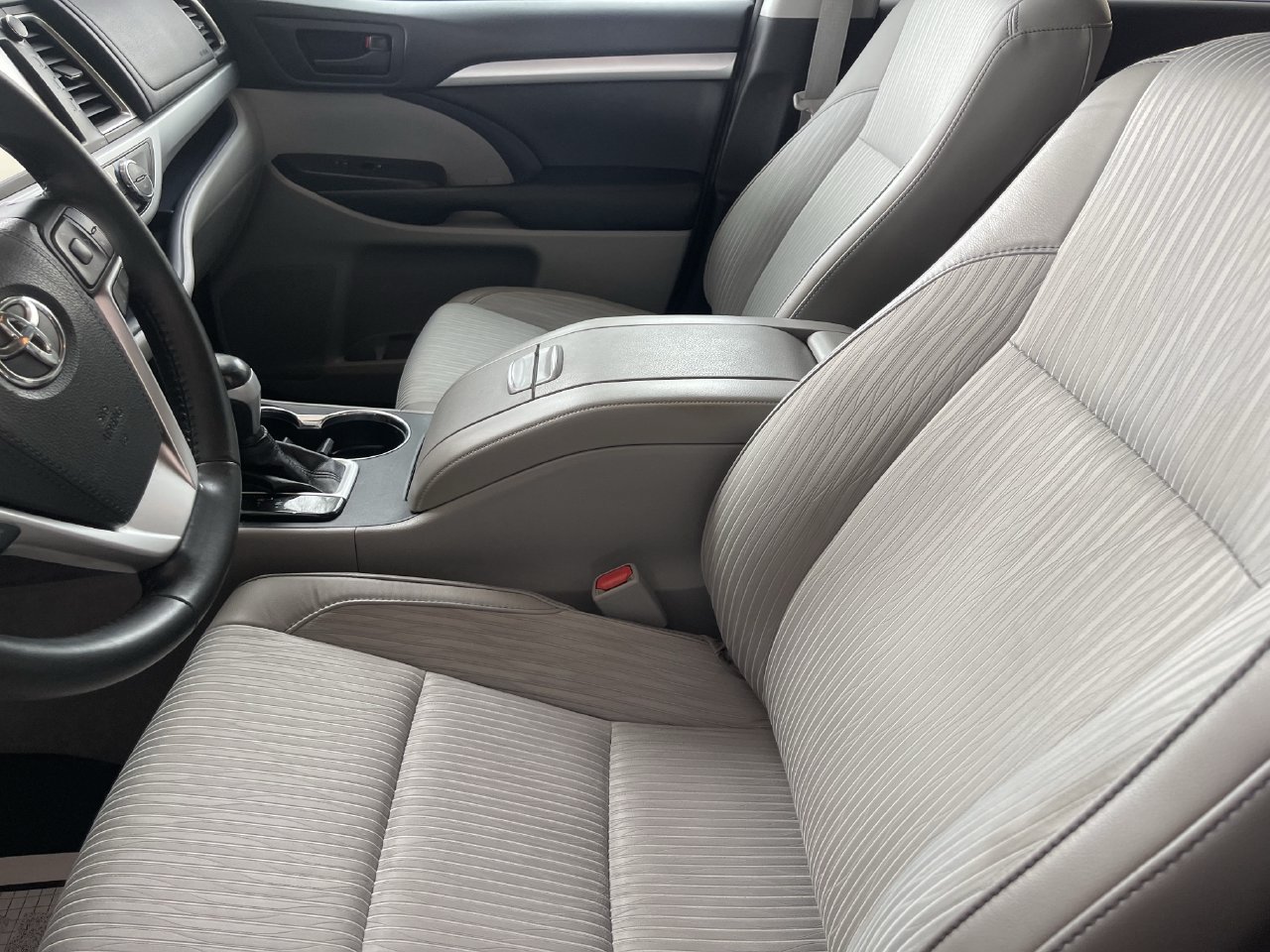 Used 2017 Toyota Highlander Plus w/ Carpet Mat Package FWD image 11