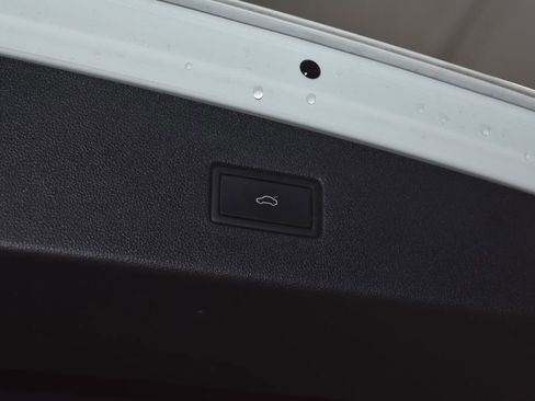 Used 2024 Volkswagen Tiguan SE image 32