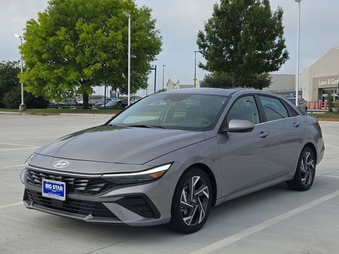 Used 2025 Hyundai Elantra SEL FWD image 9