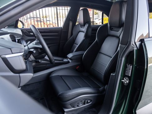 Certified 2025 Porsche Macan Electric RWD image 5