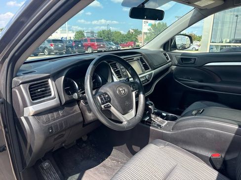 Used 2016 Toyota Highlander LE AWD/4WD image 10