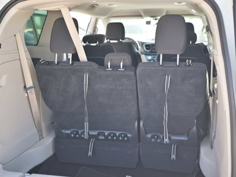 Used 2022 Chrysler Voyager LX image 12