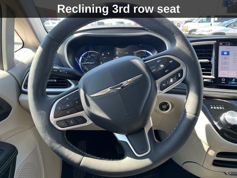 Used 2024 Chrysler Pacifica Limited FWD image 20