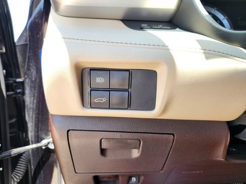 Used 2021 Toyota Highlander XLE FWD image 21