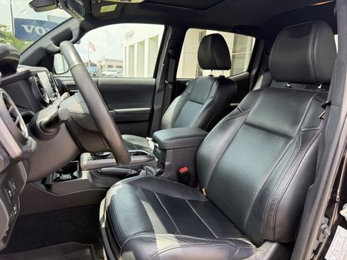 Used 2020 Toyota Tacoma TRD Sport w/ TRD Premium Sport Package AWD/4WD image 5