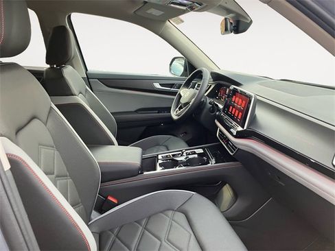 New 2025 Volkswagen Atlas Peak Edition SE image 15