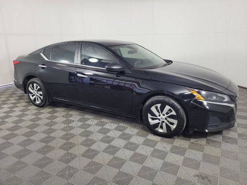 Used 2025 Nissan Altima 2.5 S FWD image 11