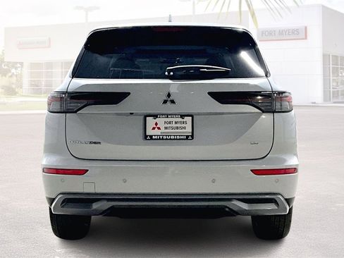 New 2026 Mitsubishi Outlander SE image 4