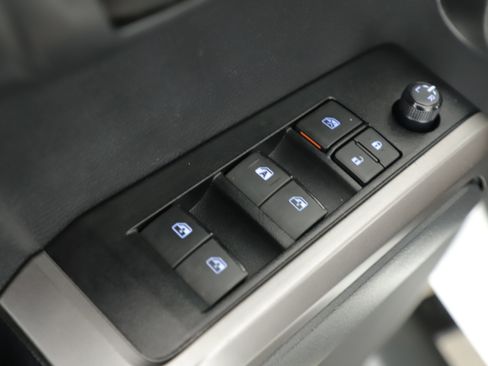 Used 2022 Toyota Tacoma SR5 w/ Technology Package image 9