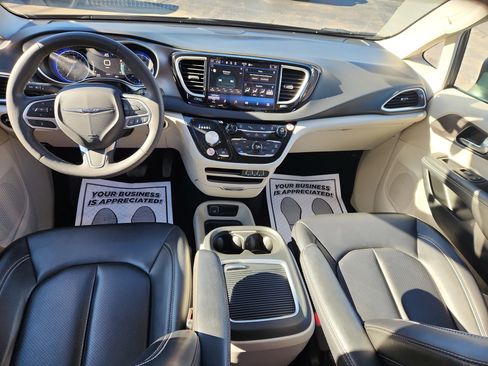 Used 2023 Chrysler Pacifica Touring-L image 28