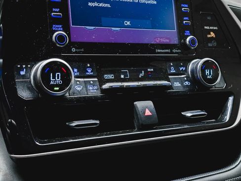 Used 2020 Toyota Highlander XLE AWD/4WD image 30