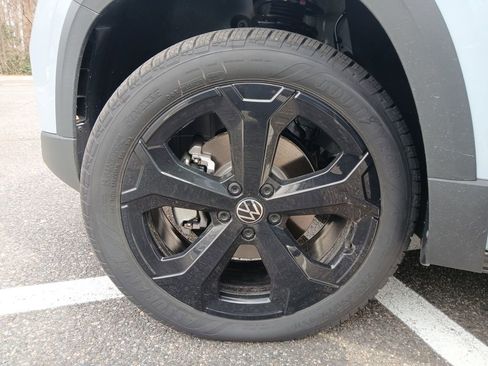 New 2026 Volkswagen Taos SE image 26