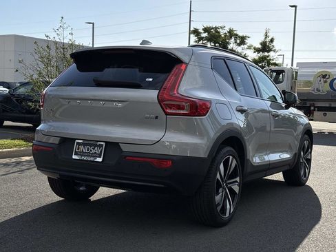 Used 2023 Volvo XC40 B5 Plus w/ Driver Assist Package AWD/4WD image 3