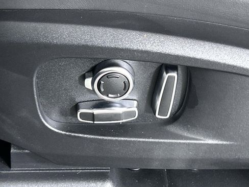 New 2025 Land Rover Defender 130 X-Dynamic SE image 24