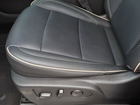 Used 2024 GMC Yukon SLT w/ SLT Luxury Package RWD image 23