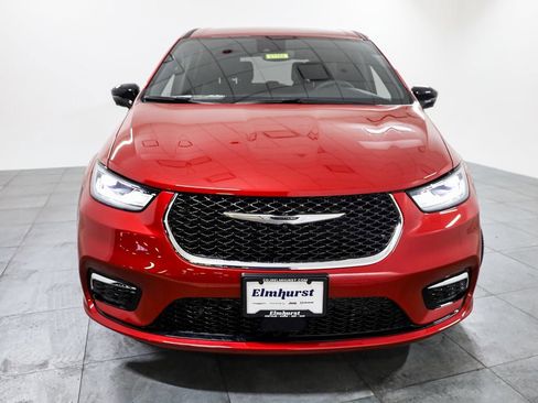 New 2026 Chrysler Pacifica Select image 2