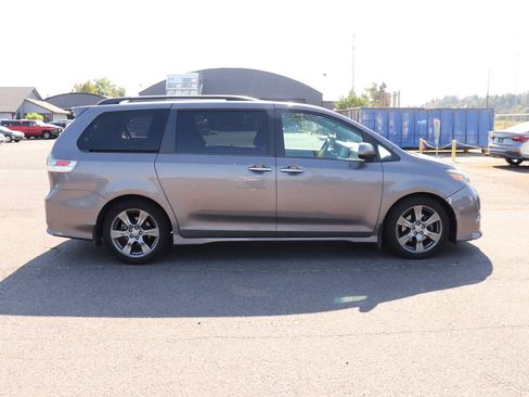 Certified 2017 Toyota Sienna SE Premium FWD image 4