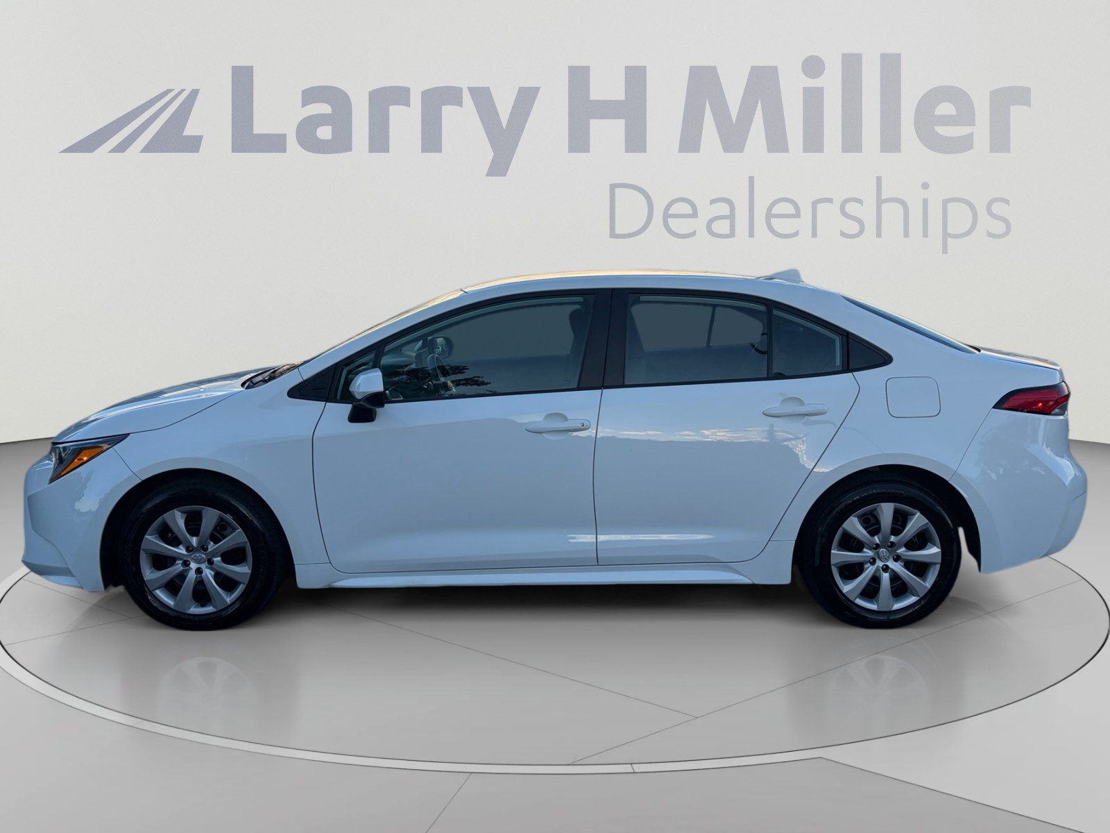 Used 2024 Toyota Corolla LE FWD image 2