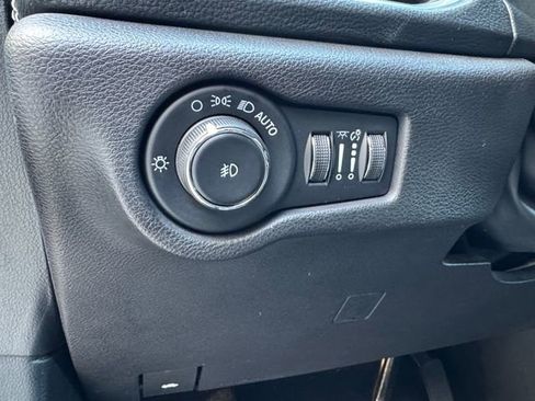 Used 2023 Chrysler Pacifica Limited w/ Uconnect Theater Family Group image 6