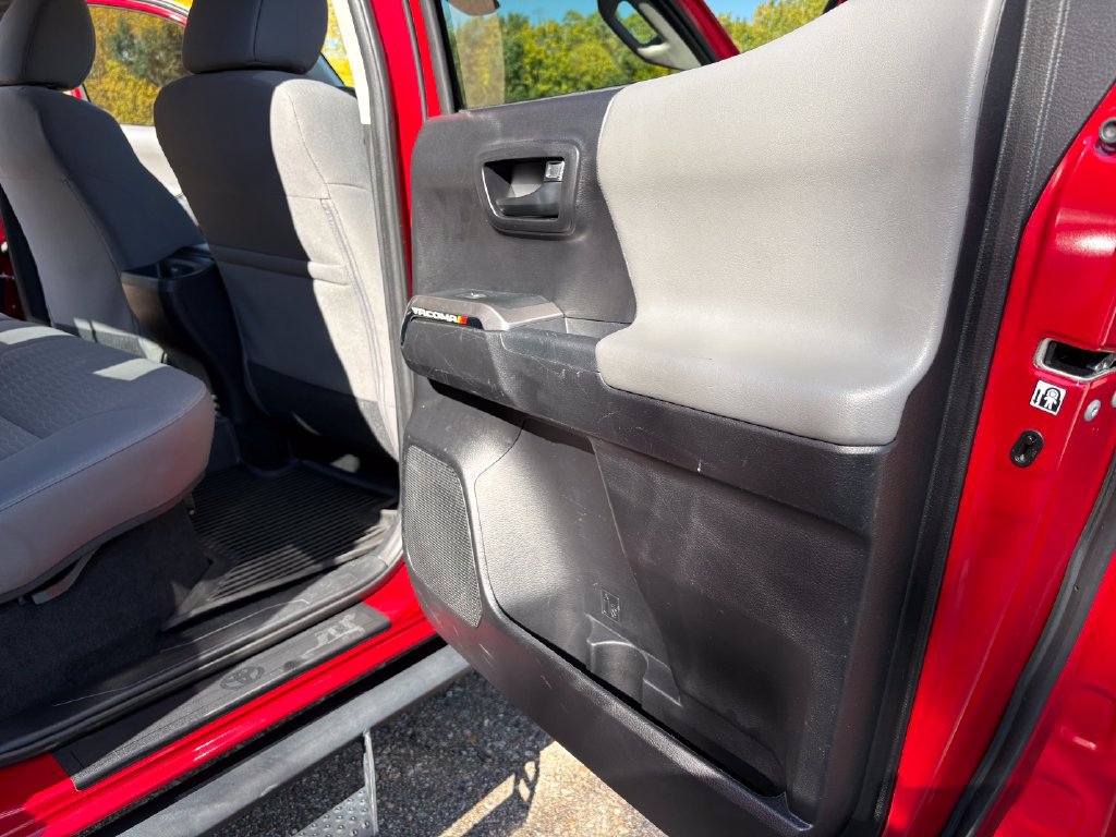 Used 2019 Toyota Tacoma SR5 AWD/4WD image 8
