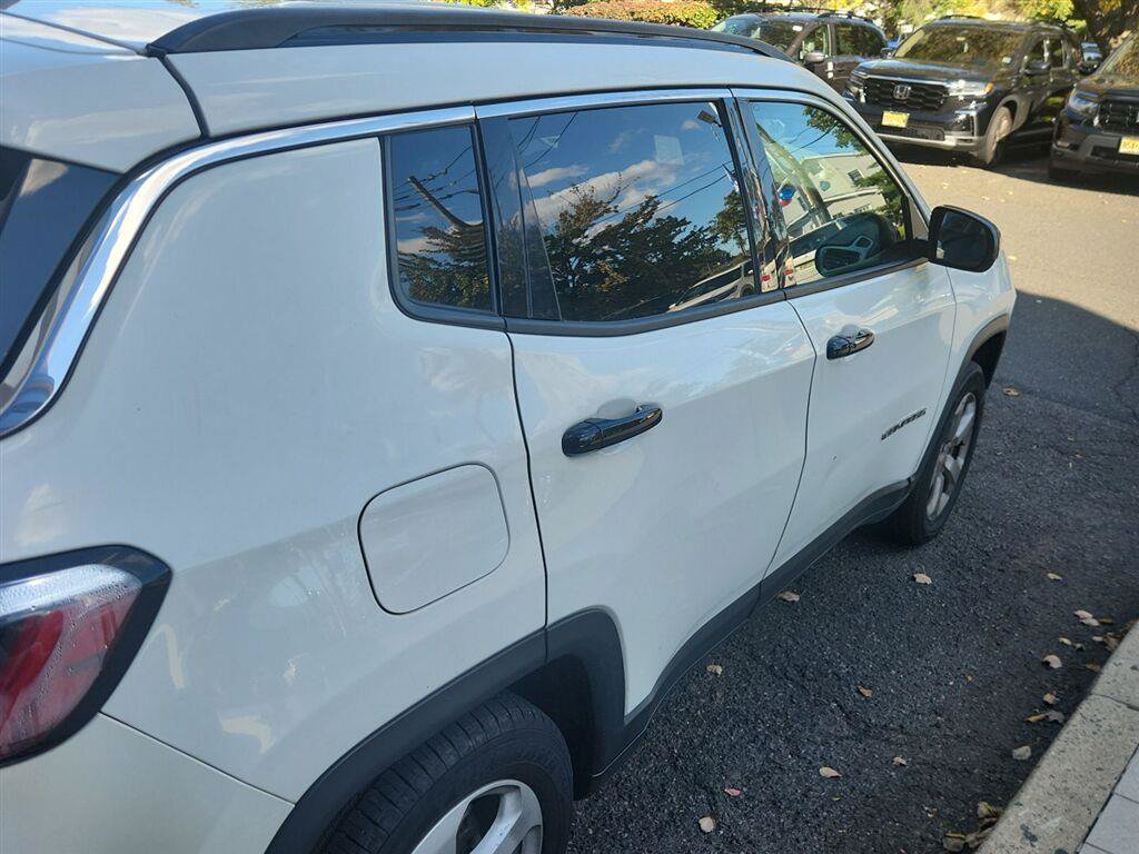 Used 2018 Jeep Compass Latitude AWD/4WD image 3