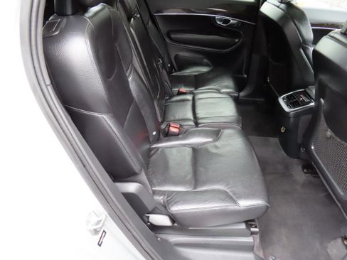 Used 2018 Volvo XC90 T6 Momentum w/ Convenience Package AWD/4WD image 16