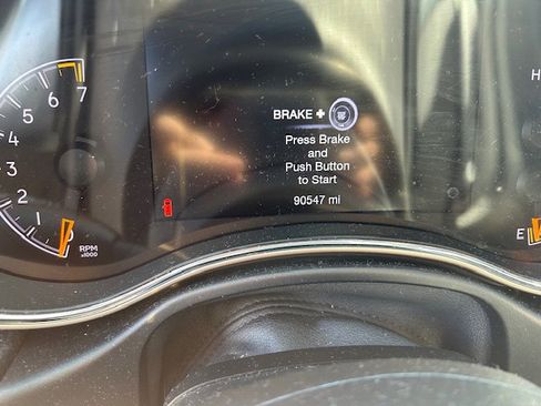 Used 2020 Jeep Grand Cherokee Altitude image 12