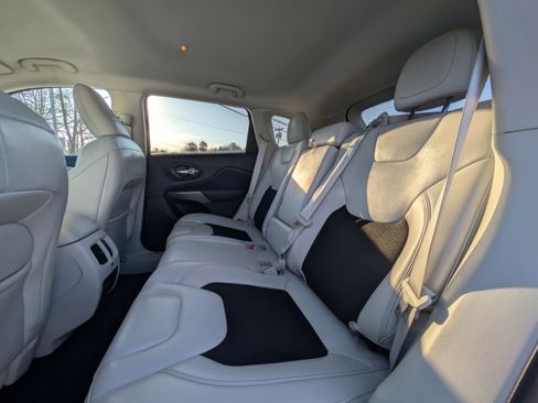 Used 2021 Jeep Cherokee Latitude Plus image 32