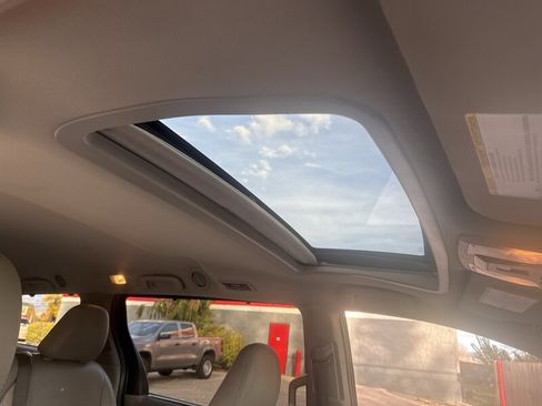 Used 2018 Toyota Sienna XLE Premium image 19