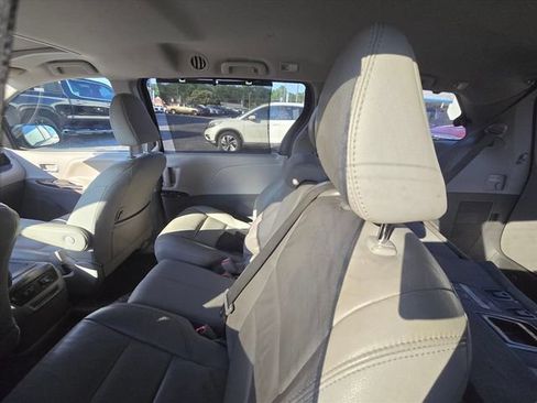 Used 2018 Toyota Sienna XLE FWD image 30