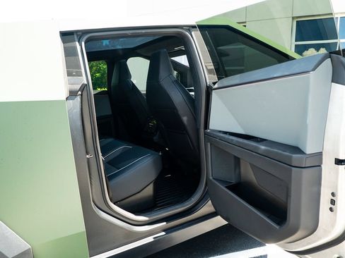 Used 2024 Tesla Cybertruck AWD Crew Cab image 38