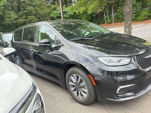 Used 2023 Chrysler Pacifica Touring-L FWD image 2