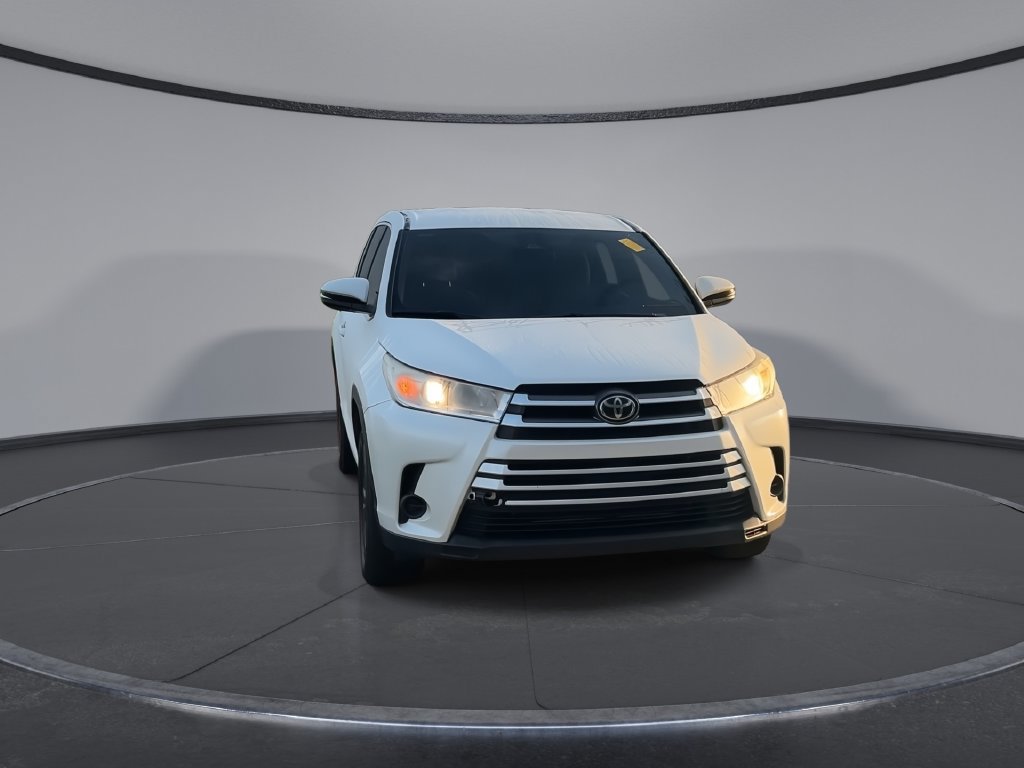 Used 2019 Toyota Highlander LE FWD image 3