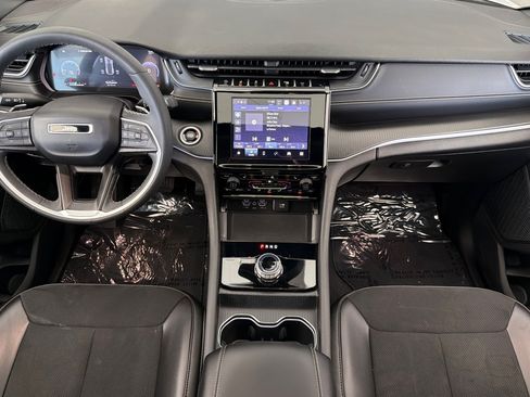 Used 2023 Jeep Grand Cherokee Altitude RWD image 12