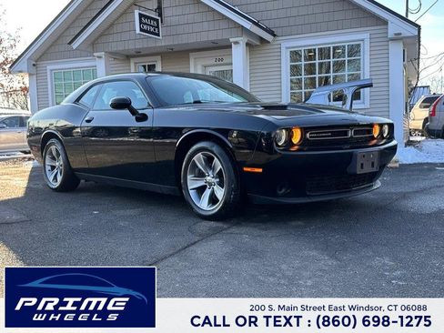 Used 2017 Dodge Challenger SXT image 1