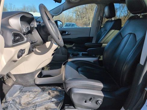 Used 2023 Chrysler Pacifica Touring-L image 22