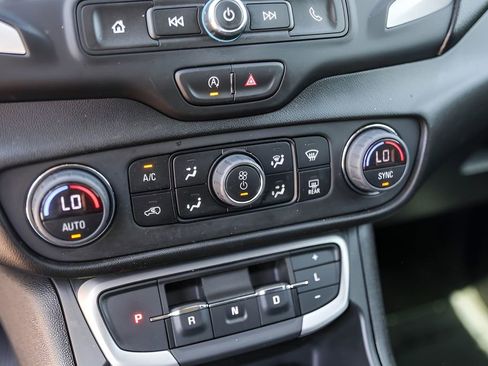 Used 2024 GMC Terrain SLE w/ Driver Convenience Package image 22