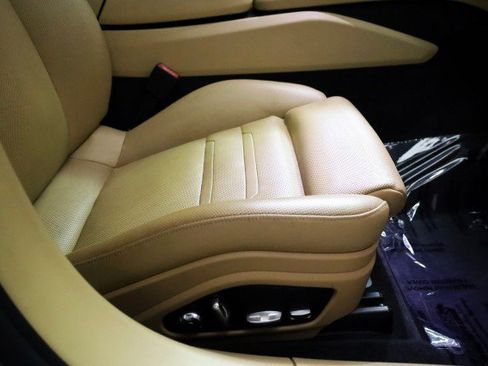 Used 2019 Porsche Panamera w/ Premium Package image 27