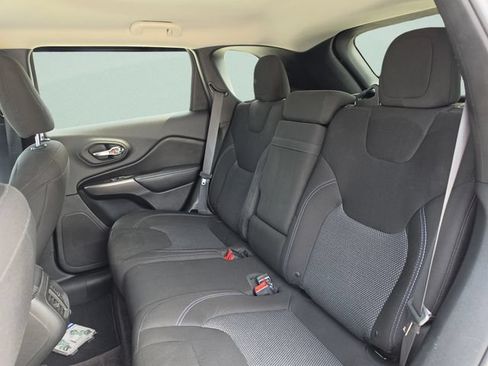 Certified 2019 Jeep Cherokee Latitude w/ Popular Appearance Group FWD image 19