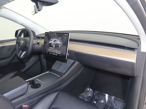 Used 2024 Tesla Model Y Long Range RWD image 38