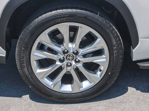 Used 2023 Toyota Highlander Limited FWD image 13