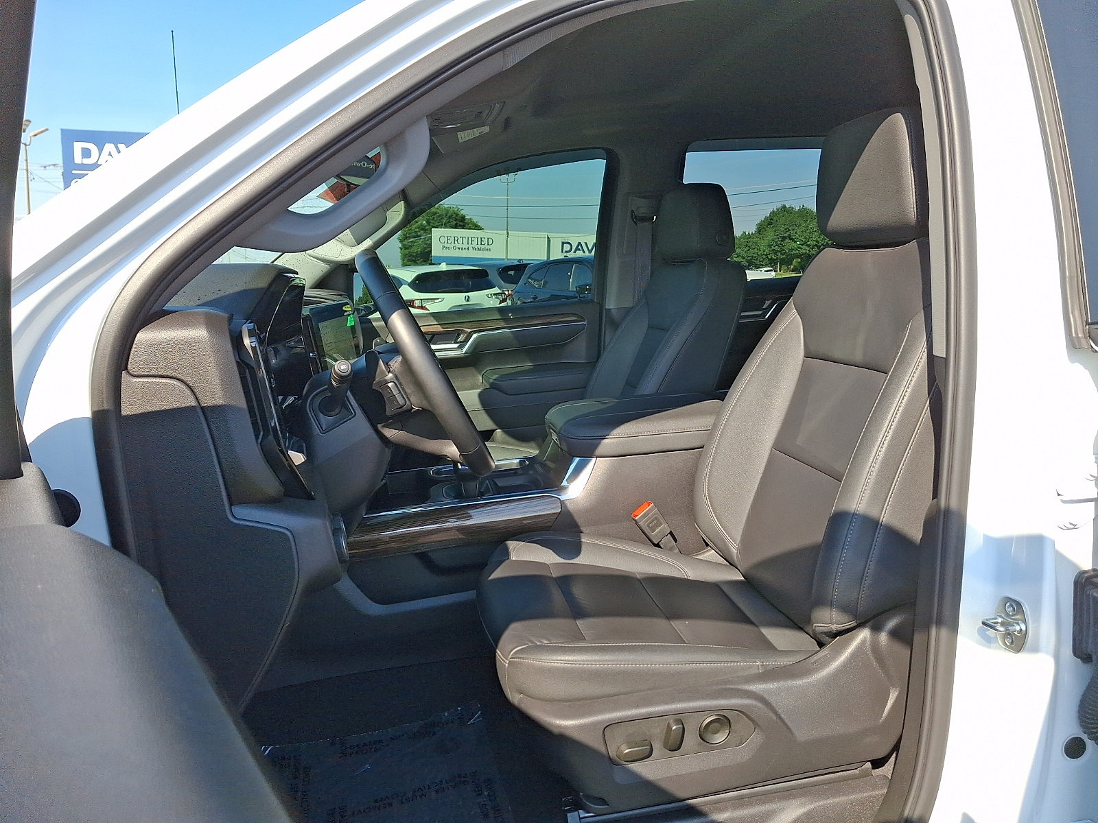 Used 2025 Chevrolet Silverado 1500 LT Trail Boss w/ Convenience Package II AWD/4WD image 13