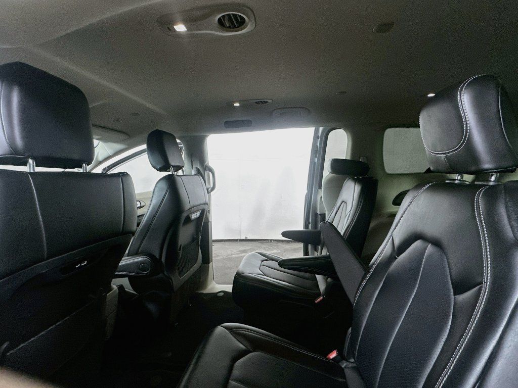 Used 2024 Chrysler Pacifica Touring-L FWD image 41